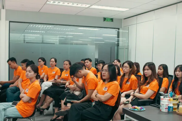 Hình ảnh nhân viên văn phòng đang lựa chọn hình nền cho máy tính