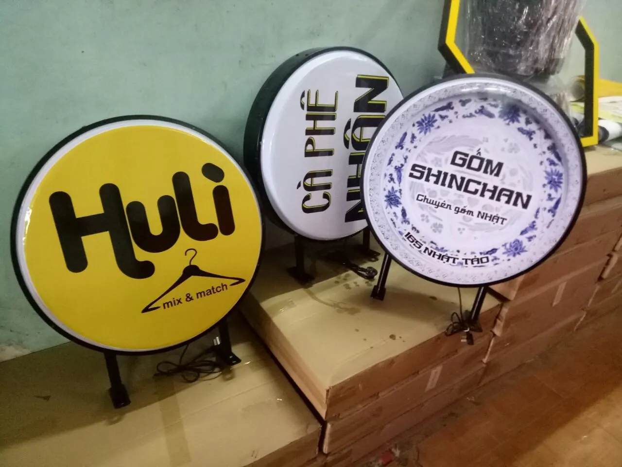Bảng hiệu hộp đèn Thế Giới Quảng Cáo chuyên thiết kế và thi công bảng hiệu hộp đèn chữ nổi với công nghệ hiện đại, đảm bảo hiệu quả chiếu sáng tối ưu và độ bền cao