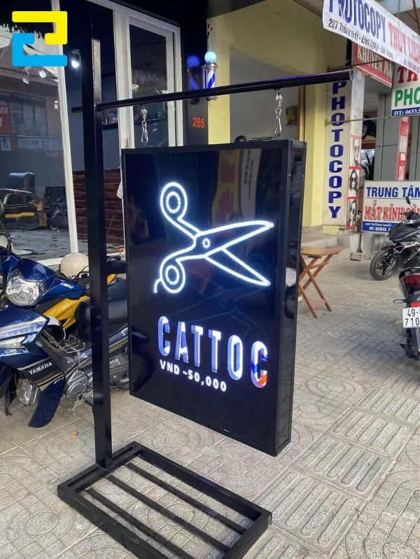 Làm bảng hiệu hộp đèn đứng đẹp cho tiệm cắt tóc.