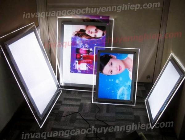 Hình ảnh minh họa hộp đèn siêu mỏng lắp hít, thiết kế sang trọng, mỏng nhẹ, trong không gian trung tâm thương mại.