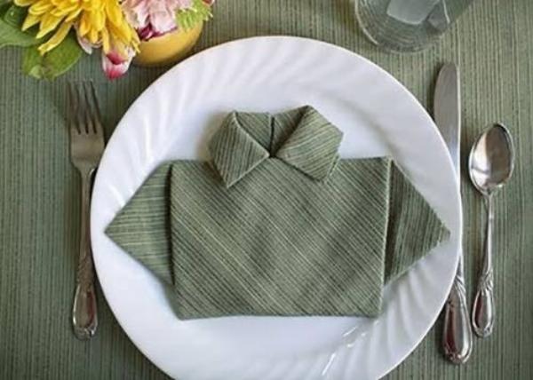 Gấp giấy origami thành hình tam giác cơ bản để làm vương miện.