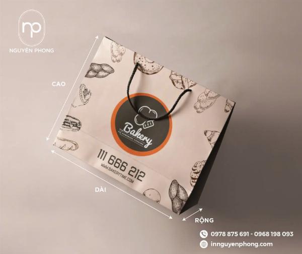 Nhiều kích thước và hình dạng túi giấy thời trang khác nhau, phù hợp với nhiều loại sản phẩm.