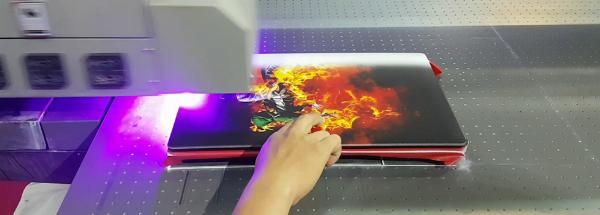 Hình ảnh minh họa công nghệ in UV trên standee với màu sắc rực rỡ và độ bền cao.