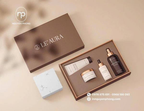 Mẫu tag quần áo đẹp, sáng tạo và chuyên nghiệp, thể hiện thông tin sản phẩm và thương hiệu rõ ràng, chất liệu cao cấp, gia công tinh xảo.