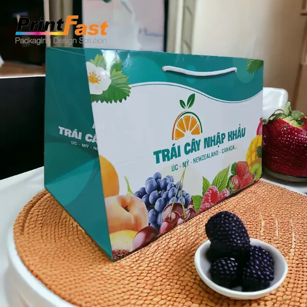 Túi giấy đựng hoa quả với thiết kế quai xách chắc chắn, tiện lợi cho việc vận chuyển và mang theo.